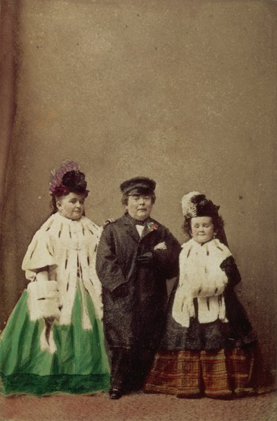 Charles Sherwood Stratton, bekannt als General Tom Thumb (1838-83), mit seiner Frau Lavinia (geb. Warren) (1841-1919) und seiner Schwägerin, Porträtfotografie von Unbekannt Unbekannt